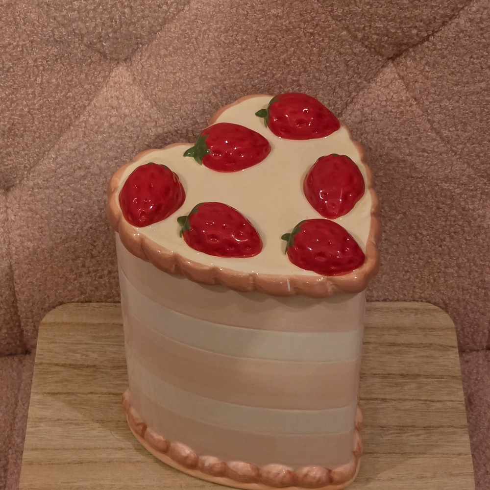 Charming Heart-shaped Ceramic Pink and cream colored Heart Strawberry Cake